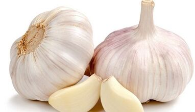 The use of garlic against the fungus on the legs